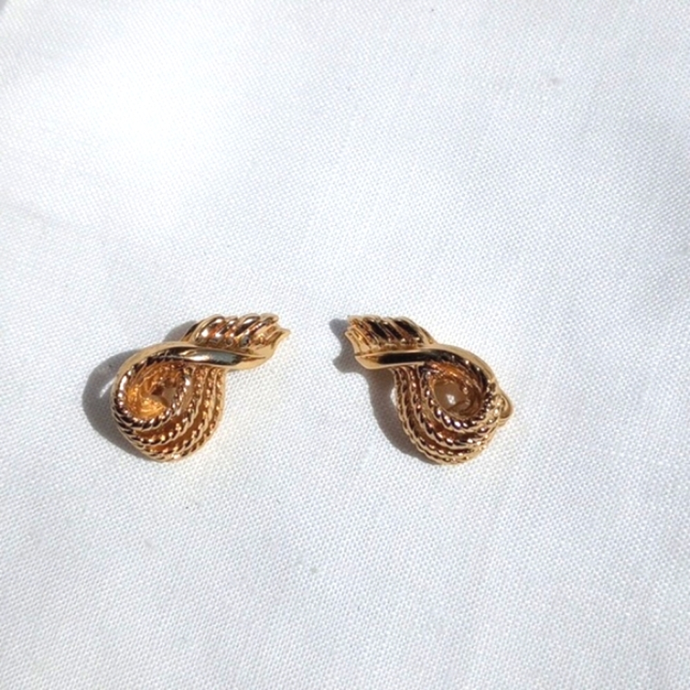 Vintage monet clips earrings. Gold brushed swirl with rope.